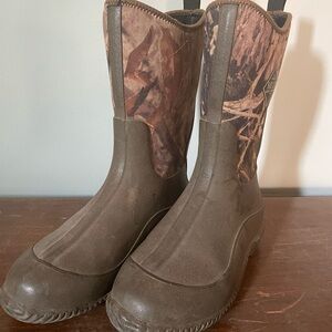 Cabela’s Muck Boots.  Kids size 6
